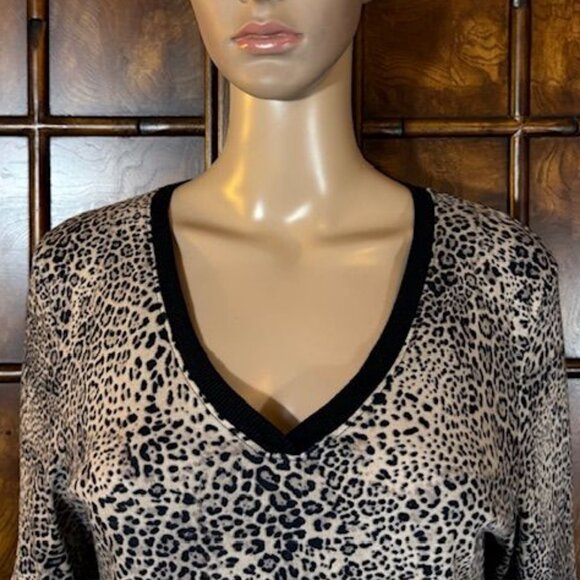 NWOT Jones New York Cotton Couture Leopard Black Tipped Vneck Top - Picture 8 of 16